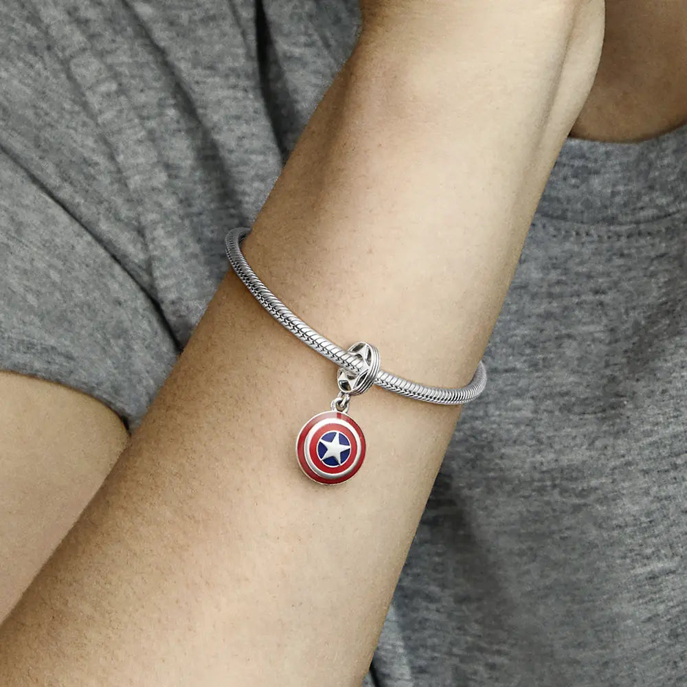Talisman de tip pandantiv cu scutul lui Captain America din The Avengers de la Marvel - Pandorastore Romania